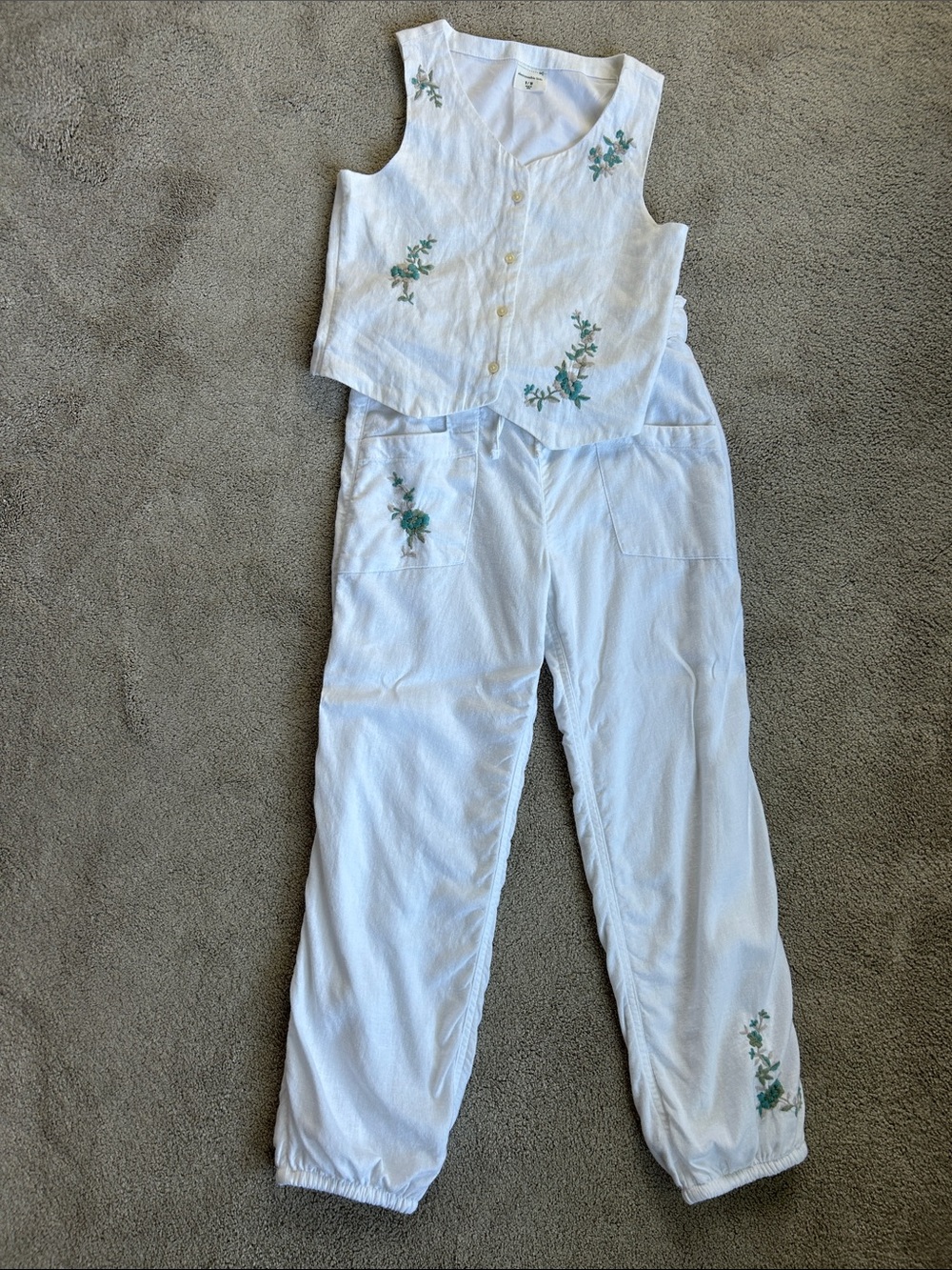abercrombie kids White Floral Embroidered Vest & Jogger Set Size 9/10